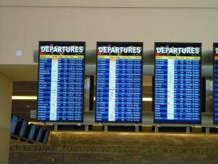 Terminal 3 des McCarran Airport mit Abfluganzeigen : Abflug Anzeigetafeln. Aufgenommen am 21. August 2012 im neuen Terminal 3 des Internationalen McCarran Airport von Las Vegas