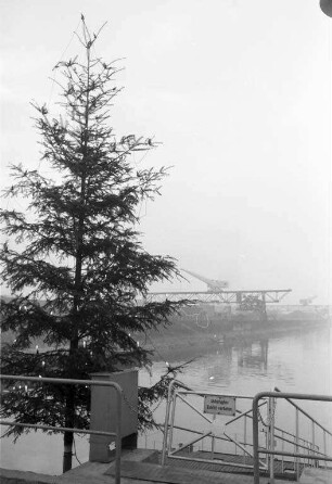 Weihnachten im Karlsruher Rheinhafen.