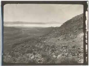 Blick vom Cerro Ulacsa bei Llica auf die Ufer des Salars von Uyuni und den Cerro Tunupa