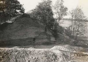 Brohna. Schanze (um 1000). Grabung, Nordteil des Ostprofils mit "Mauer"