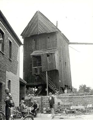 Bäckerei in Wentdorf/ See, Gesamtansicht : Nahrung - Backen. Ort: Wentdorf/ See, Kreis Luckau. Bäckermeister Bruno Schulze backt Sechs-Pfund-Brote im Holzofen (1979). (ehemalige Windmühle)
