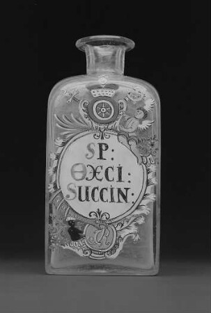 Apothekerflasche (mit asymmetrisch gerahmten Schild unter Fürstenhut mit Putto und Mohr mit Monogramm CR)