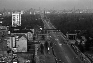 Berlin: Ernst-Reuter-Platz; auf Straße des 17. Juni zum Großen Stern [Siegessäule]