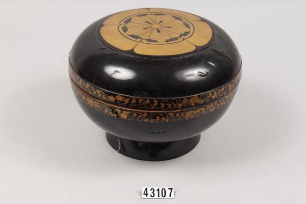 Lacquer bowl with lid