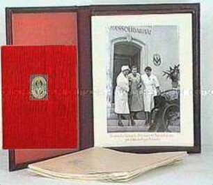 Kassette mit Glückwünschen, Verpflichtungen und Fotos