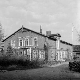 Gasthof zur Tenne: leerstehende ehemalige Gaststätte: vorn links Sträucher: dahinter Gastwirtschaftsschild: rechts Zaun
