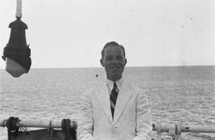Reisefotos Mittelmeer. Der Bordfotograf Franz Grasser an Deck des Passagierschiffes "Milwaukee"