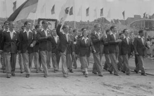 Eröffnung der III. Weltfestspiele der Jugend und Studenten im Walter Ulbricht-Stadion in Berlin : Blick auf den Demonstrationszug mit Erich Honecker (4.v.l.)