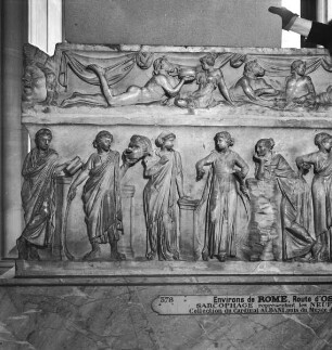 Sarkophag mit der Darstellung der neun Musen und Bacchanal im Deckelfries