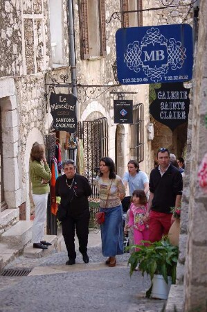 St-Paul, Kleinstadt bei Nizza, Altstadtgasse, Touristen