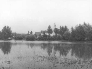 Überflutete Kipperwiesen gegen Gut und Dorfkirche : Türchau (Turoszów (Polen)). Überflutete Kipperwiesen gegen Gut und Dorfkirche