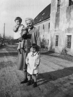 Meusegast. Großmutter mit zwei Enkeln vor dem Rittergut