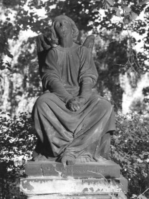 Grabengel : Grabengel (1865; G. A. Kietz, G. Brossmann). Frontalansicht. Sandstein. 1865. Dresden-Johannstadt, Trinitatisfriedhof