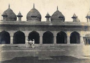 Agra, Indien. Touristen vor der Perlmoschee (1646-1653)