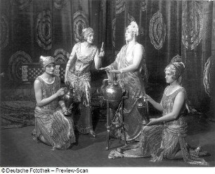 Die ägyptische Helena. Oper von Richard Strauss mit Elisabeth Rethberg als Helena, Curt Taucher als Menelas, Anneliese Petrich als Hermione, Maria Rajdl als Aithra und Friedrich Plaschke als Altair. Staatsoper Dresden, Uraufführung am 06.06.1928 als Auftakt der 1. Dresdner Opernfestspiele unter Leitung von Fritz Busch. Fotografie von Ursula Richter
