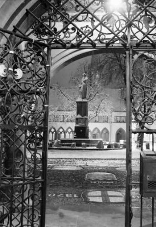 Freiburg: Vom Rathauseingang Berthold Schwarz-Denkmal, Vordergrund Eisengitter des Tores