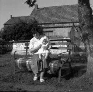 Serie Kolleginnen und Kollegen, Bürger der DDR - Kindergärtnerin im Babyjahr (36 Jahre) (Ingrid Piesker)