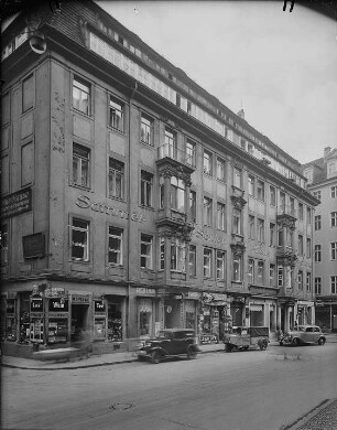 Dresden-Altstadt, An der Kreuzkirche 2. Wohnhaus mit Läden (um 1710). Straßenansicht