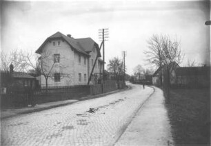 Bischheim (Haselbachtal), Dorfstraße. Wohnhaus. Straßenansicht mit Einfriedung