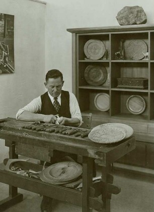 Vogtländischer Tellerschnitzer bei der Arbeit : Vogtländischer Tellerschnitzer, Ausstellung Dresden 1938
