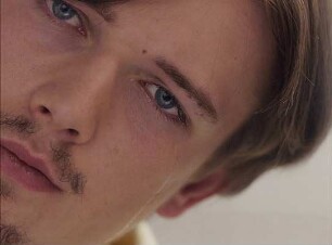 Sebastian springt über Geländer