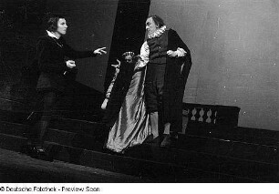 Szenenbilder aus dem Stück "Hamlet" von William Shakespeare am Deutschen Theater Berlin : Szene mit Horst Caspar als Hamlet (links)