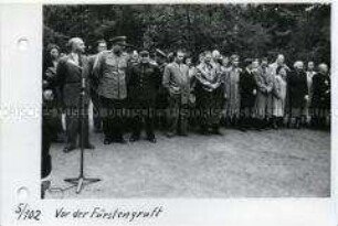 Kranzniederlegung in der Weimarer Fürstengruft bei den Goethe-Festtagen 1949