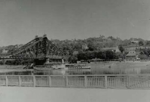 Dresden-Loschwitz, "Blaues Wunder" und "Dampfer Dresden" : Dresden-Loschwitz. Stadtteilansicht mit Restaurant "Luisenhof". Blick vom Blasewitzer Ufer über die Elbe mit Loschwitzer Brücke ("Blaues Wunder") und Personen-Seitenraddampfer "Dresden" (1926, Werft Laubegast) nach Norden