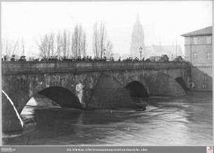 Alte Brücke (angeschnitten) bei Hochwasser vom Deutschherrnufer aus, im Hintergrund Dom