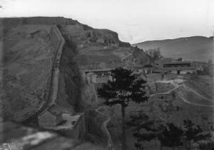 An der chinesischen Mauer : Gebäude einer Siedlung, unmittelbar an der chinesischen Mauer gelegen