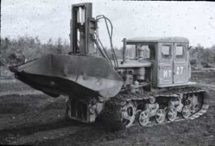 Ladegerät, aufgebaut auf Traktor DT - 54