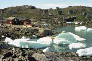 Kulusuk: Eisschollen und Berge im Hafen