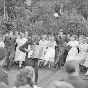 Kulturfest nach der Grundsteinlegung in Briesen. Junge Frauen in festlicher Spreewaldtracht. : Kulturny swjedźeń po połoženju zakładneho kamjenja w Brjazynje. Młode žony w Błótowskej swjedźenskej drasće.