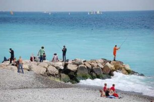 Nizza - Angler am Strand : Angler + Badegäste am Opera-Strand, Zentrum von Nizza. 2006