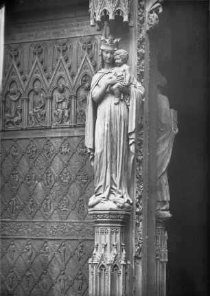 Mittleres Westportal — Trumeau-Madonna