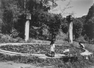 Maruhubi-Palast : Von Säulen umgebener Seerosenteich in der Ruine des Maruhubi-Palastes auf Sansibar
