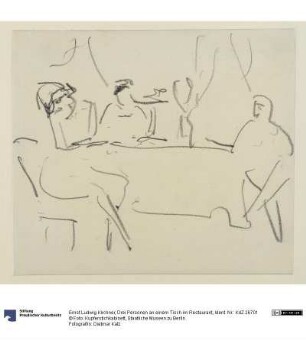 Drei Personen an einem Tisch im Restaurant