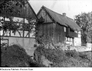 Mühlenanwesen. Wohnhaus mit Scheunenanbau und Oberlaube, wohl im Rödertal