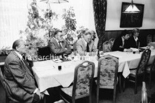Verkehrsverein Reinfeld von 1872 e.V. [später Bürgerverein Reinfeld e.V.]: Jahresversammlung: vorne Tischgruppe mit Vereinsvorsitz: Vorstandsvorsitzender Heinz-Josef Willemsen, Bodo Zunk, Werner Neumann: im Hintergrund Fensterfront, Vorhang und Bild: 10. Mai 1995