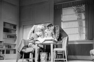 Szenenbilder aus dem Stück "Julius Fucik" von Juri Burjakowski am Deutschen Theater Berlin : Szene mit Ernst Busch als Julius Fucik (links)