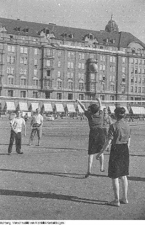 Dresden. Kommunalwahl 1961, u.a. Kundgebung auf dem Altmarkt mit Kurt Hager; Wahlwerbung und Wahlen, 17. September 1961