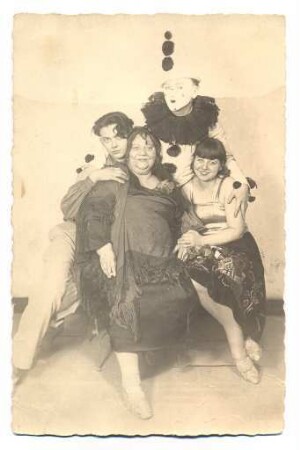 Karneval 1928: Johanna Ey, (v.l.n.r.) Robert Pudlich, Carl Cürten, Frau von Ikier