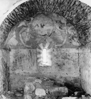 Sankt Marein bei Neumarkt. Ruine Mitterberg (1101/1300). Chorabschluss mit Fresken im Bogenfeld. Christus in der Mandorla mit Engeln