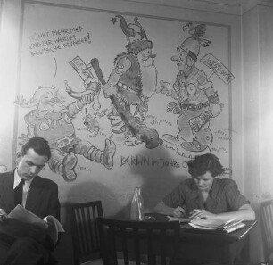 Berlin-Dahlem. Freie Universität Berlin. Studenten sitzend im Kaffee