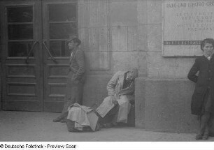 Leipzig. Hauptbahnhof. Wartende Reisende