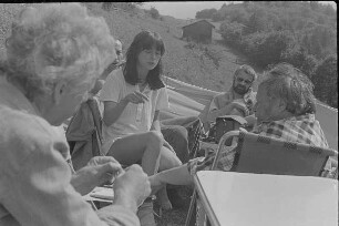 Čičmany. Akt-Pleinair 1980. Günter Rössler (links), Eva Mahn, Volkhard Wilhelm und Roger Rössing während einer Besprechung