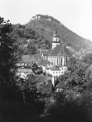 Königstein (Sächsische Schweiz). Ortsteilansicht mit Marienkirche. Blick gegen Festung Königstein
