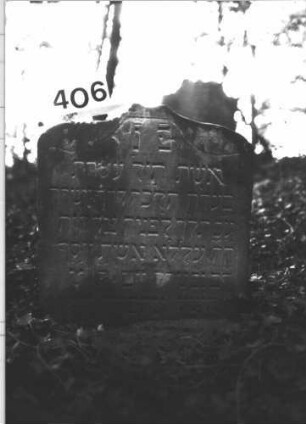 Grabstein 406 (Index: 99898293) Material: Sandstein Zustand: leicht angewittert, eingesunken Maße HxBxT: 62x57x7 cm Beschreibung: Stele mit Schulterbogenabschluss: Grabstein 406