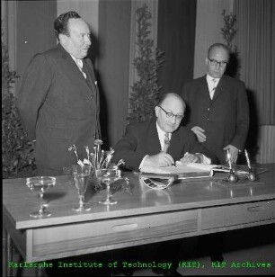 Unterzeichnung des Vertrags zur Gründung und zum Betrieb des Instituts für Transurane (ITU) zwischen der Bundesrepublik Deutschland (BRD)/Gesellschaft für Kernforschung (GfK) und der Europäischen Atomgemeinschaft (EURATOM) im Bürgersaal des Karlsruher Rathauses