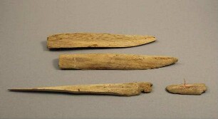 Holzteile mehrer Dolchscheiden